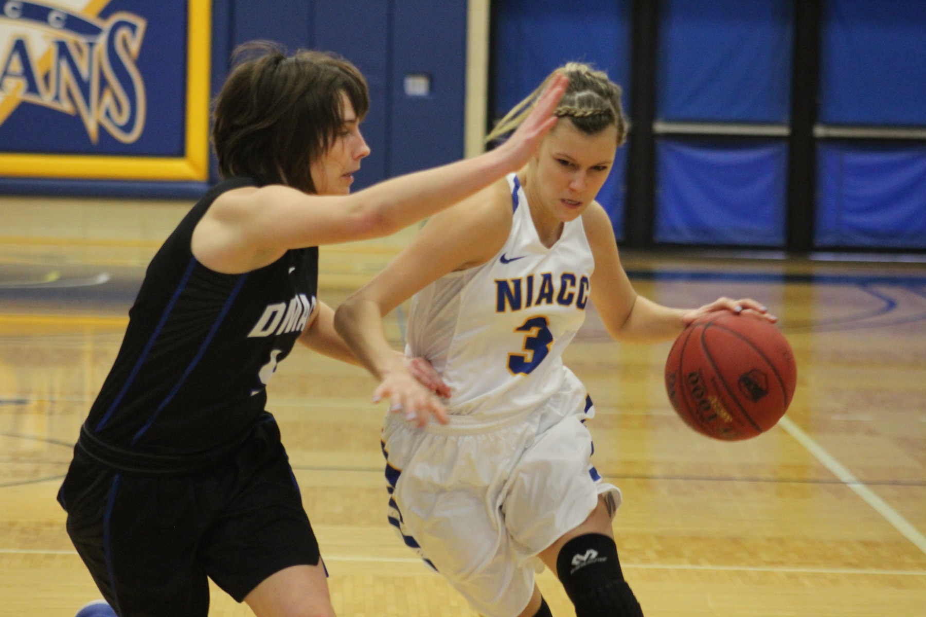 NIACC's Taylor Laabs drives to the basket in Saturday's game against DMACC.