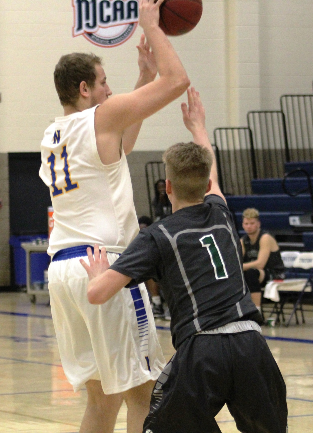 NIACC's Jaycob Payne passes the ball against Central CC on Dec. 2 in Fort Dodge.
