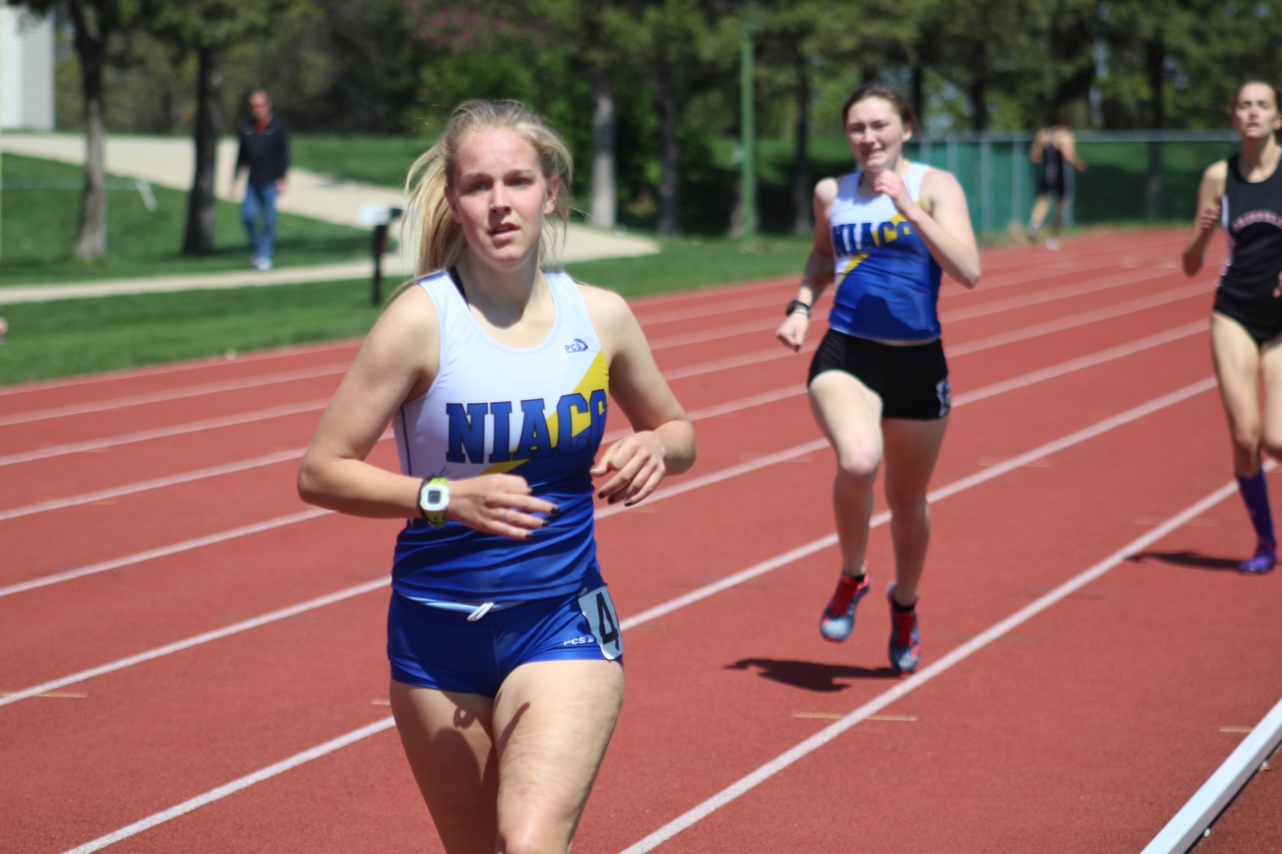 NIACC's Kendra Schmidt (front) and Amy Fullerton compete in the 800 on Saturday.