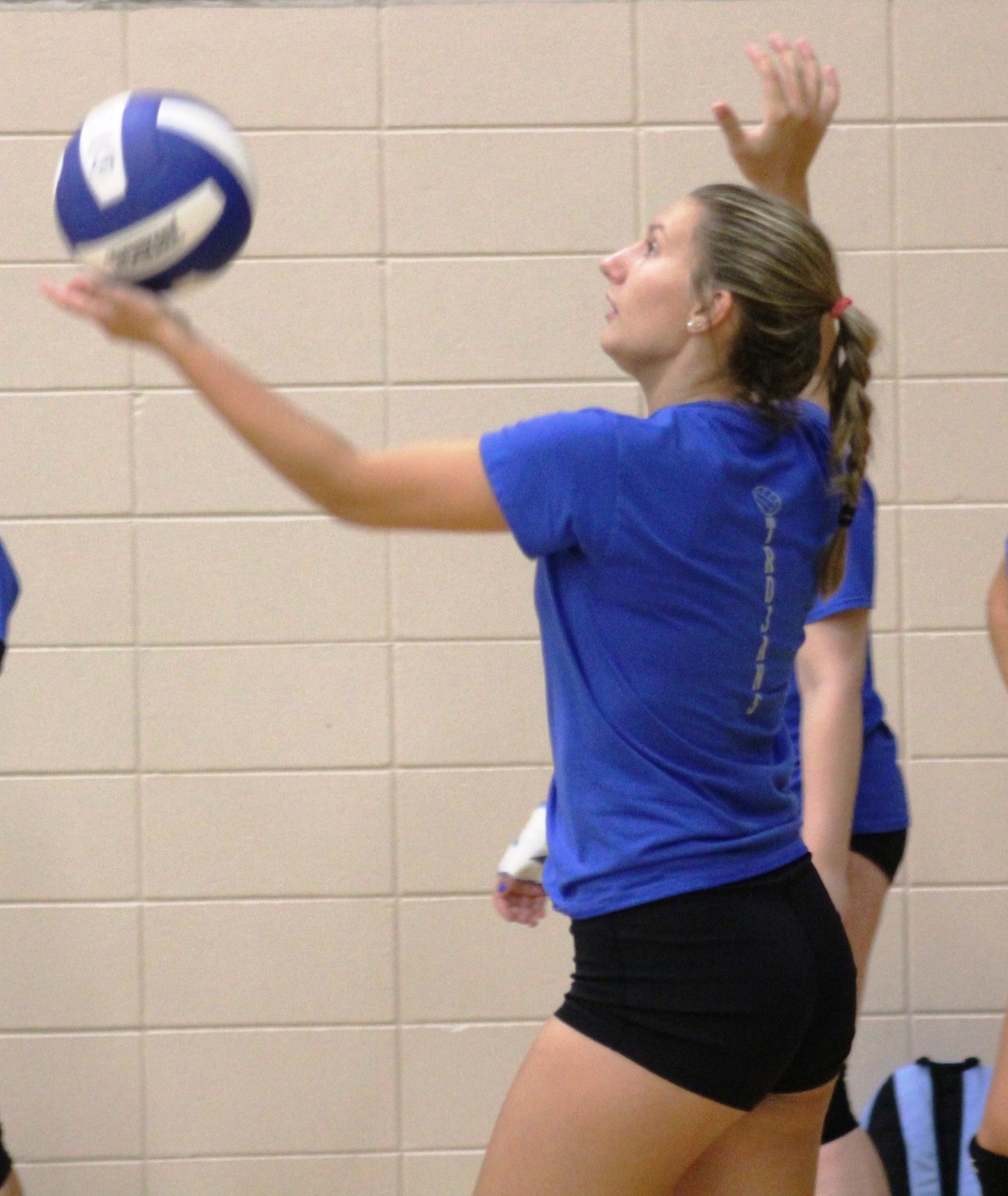 NIACC freshman Sydney Roush serves in a scrimmage on Aug. 17 in the NIACC gym.