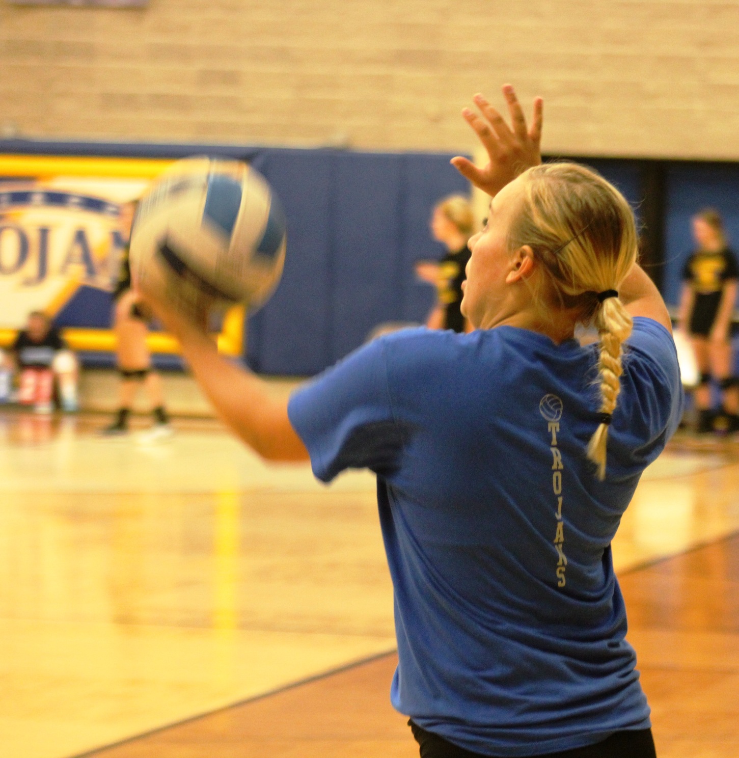 NIACC freshman Sammi Hyde serves during a scrimmage earlier this season in the NIACC gym.