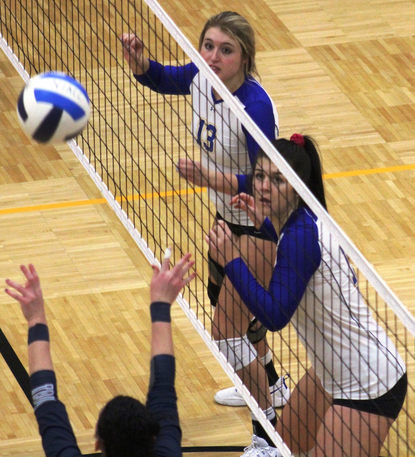 NIACC's Jamie Brenner (13) and Braylee Wood get ready for the block.