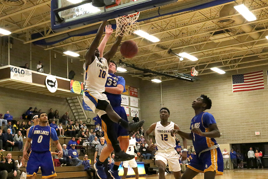 NIACC's Deundra Roberson dunks in the second half of Thursday's regional semifinal victory. Photo by NIACC's Jim Zach