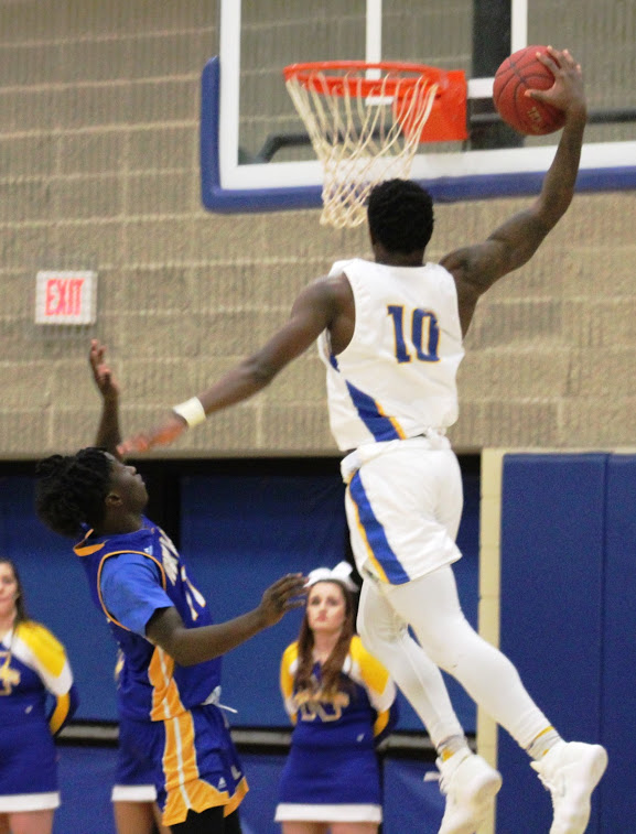 Deundra Roberson dunks in a game last season in the NIACC gym.