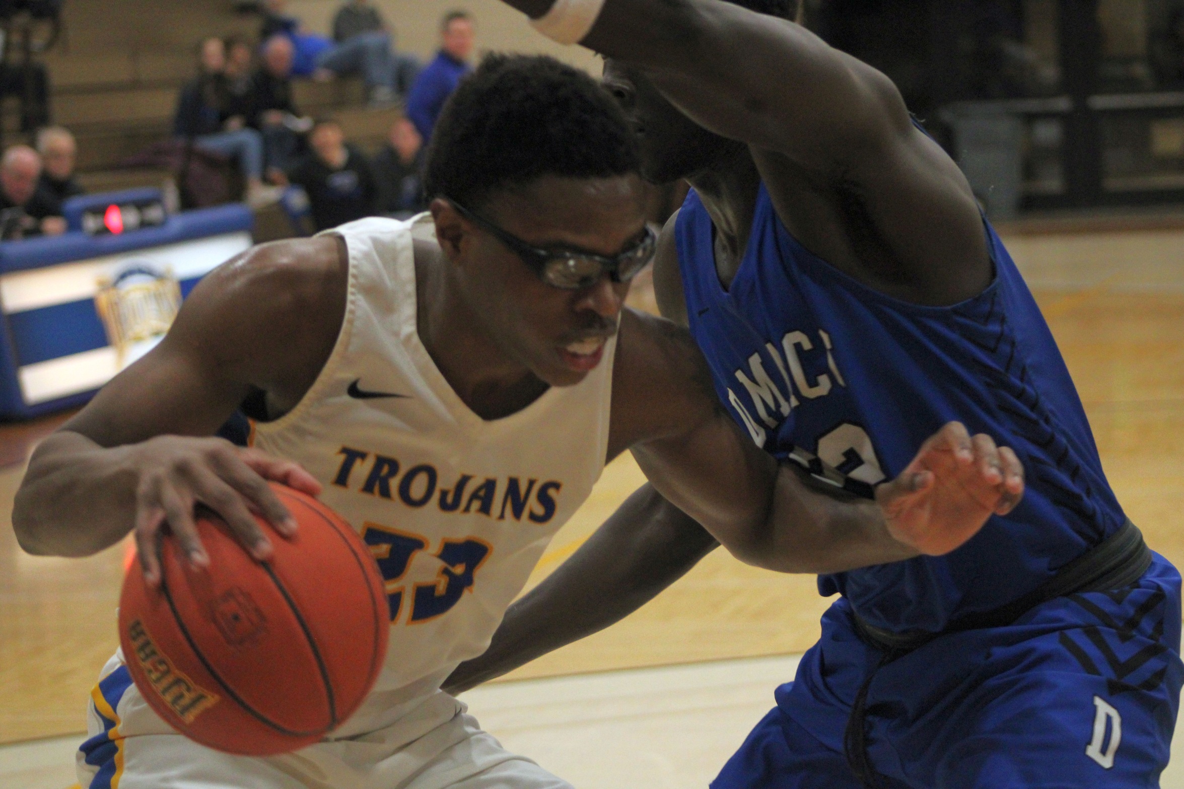 NIACC's Devon'dre Mayfield drives to the basket in Monday's game against DMACC.