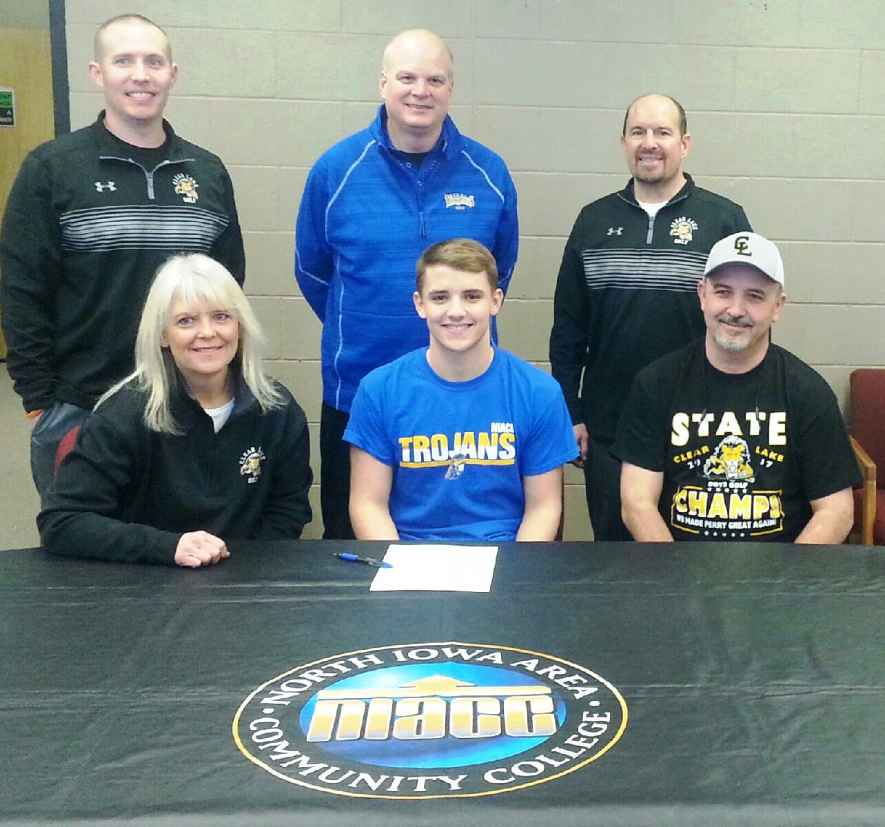 Clear Lake's Jackson Hamiln signed a national letter of intent to play golf next season at NIACC.