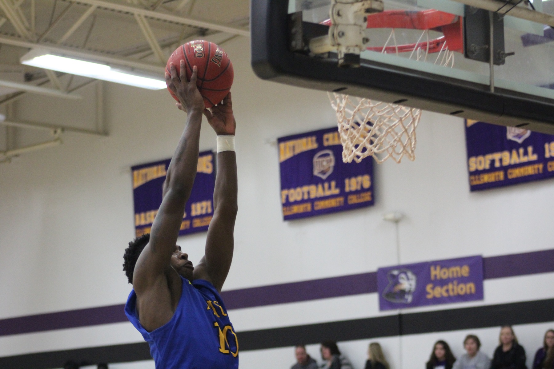NIACC's Deundra Roberson scores in first half of Saturday's game at Ellsworth.