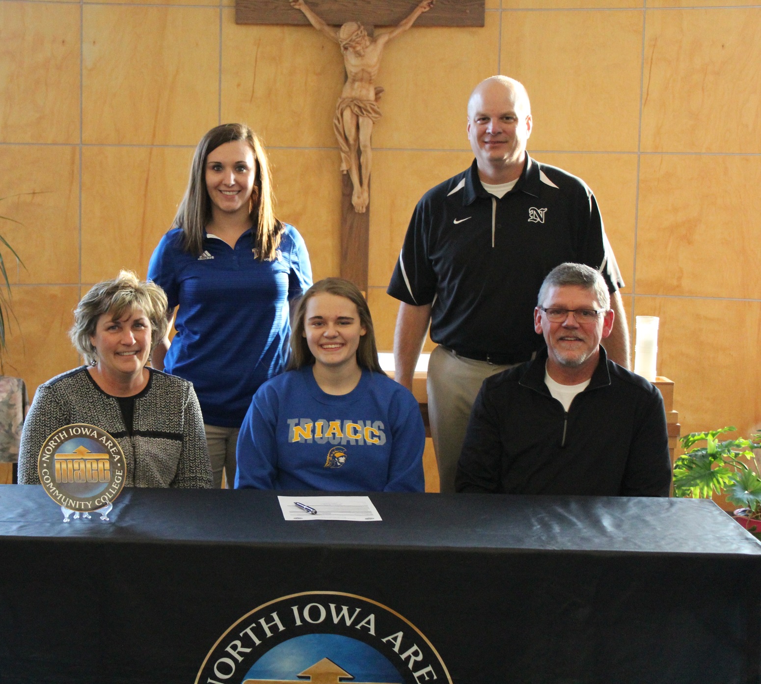 Morgan Luecht signed a national letter of intent Thursday to play golf at NIACC.