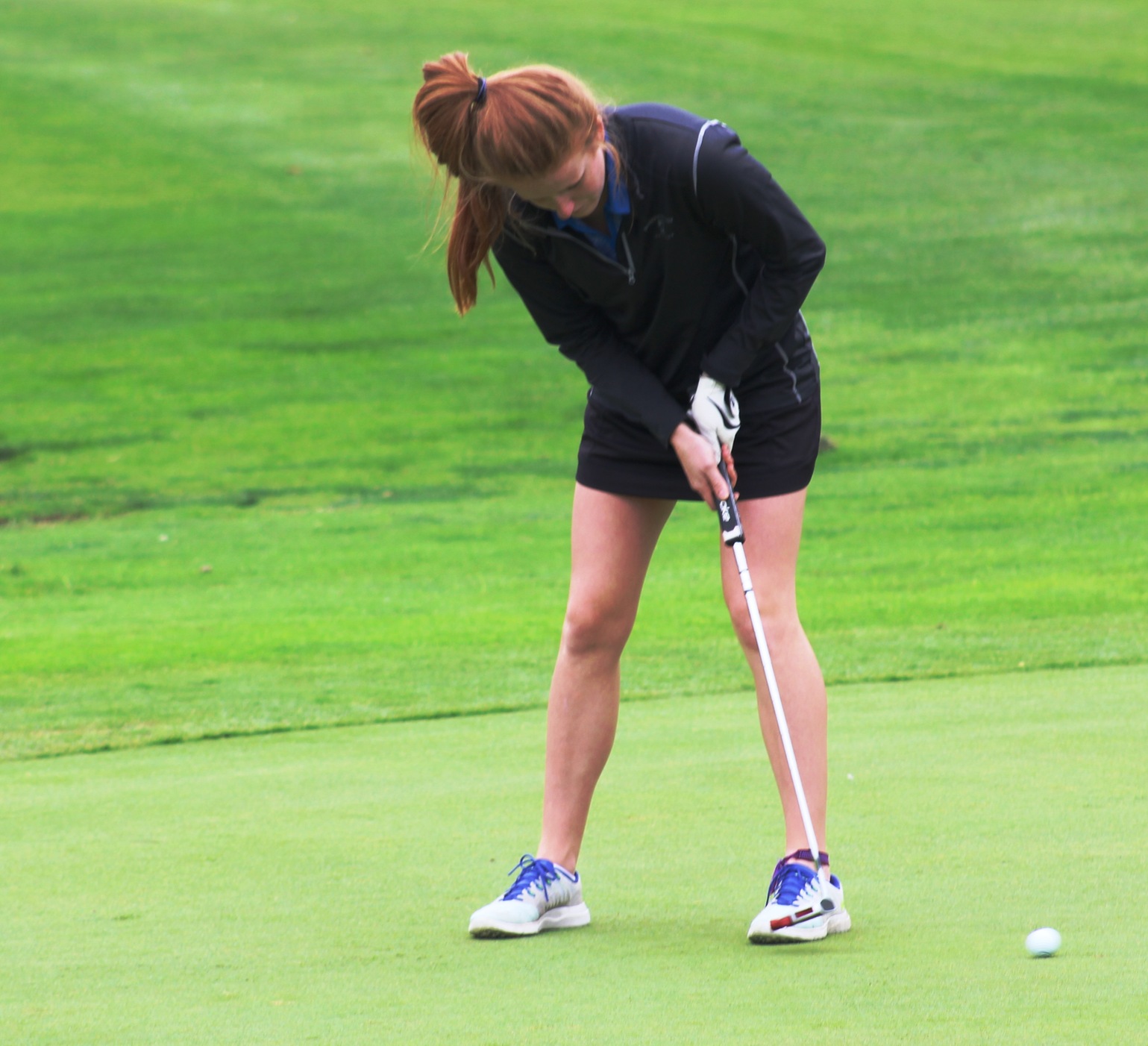 NIACC's Ashley Alert makes a putt during Tuesday's round.