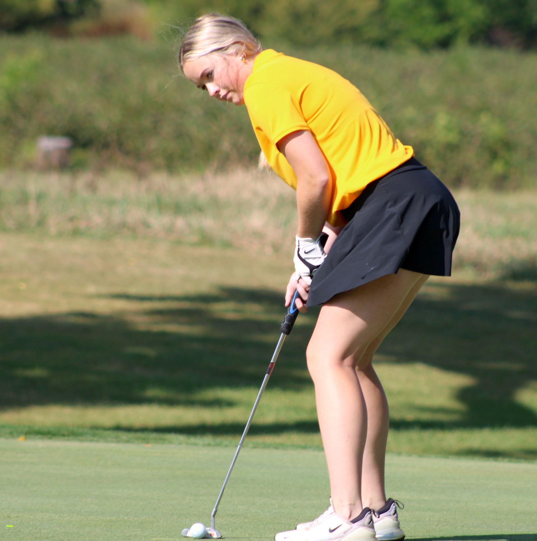 Cameran Moellers putts at Monday's Iowa Central Fall Invitational.