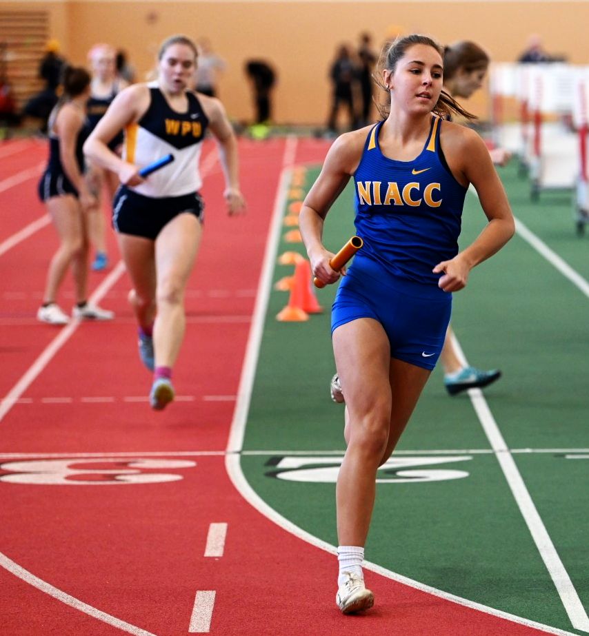 NIACC's Whitney Martin runs a leg on the distance medley relay on Saturday.